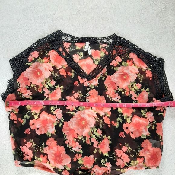 Live 4 Truth Floral Crop Top Size M - Picture 6 of 8